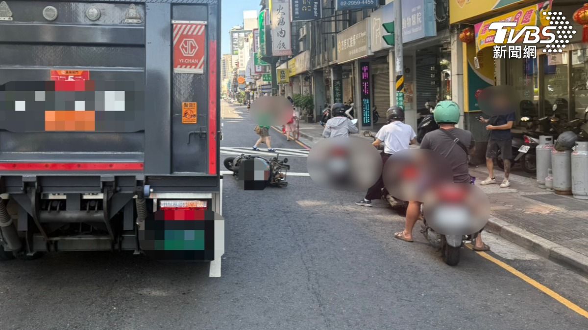 貨車滑行撞機車,騎士跳車逃,4瓦斯桶滾落。(圖/TVBS)