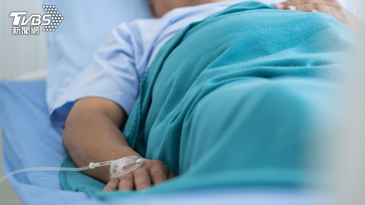 跌倒爬不起來!6旬男腦藏「5公分巨瘤」 醒著開腦避免癱瘓