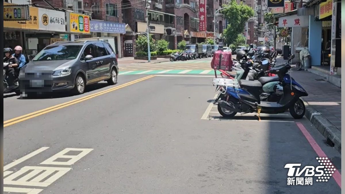 外送箱放置在後方,外送員多會留意與他車距離。(圖/TVBS)