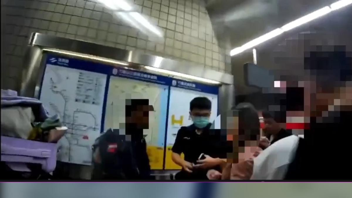警方將夫妻兩人與行李箱帶回警局釐清。(圖/警方提供)