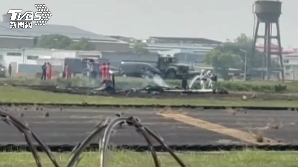 空軍T-34教練機岡山墜毀起火，兩人當時正在執行「模擬發動機失效」訓練任務，2人當場罹難，不幸殉職。（圖／TVBS）