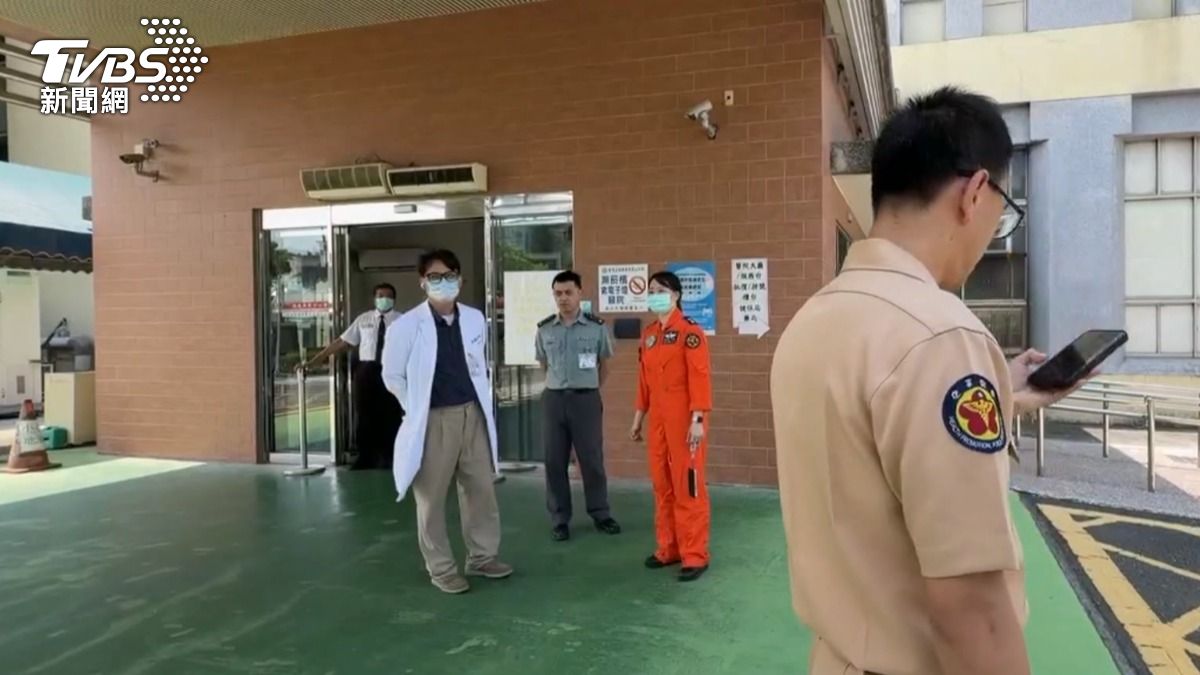 事發後，軍方人員在國軍岡山醫院外守候。（圖／TVBS）