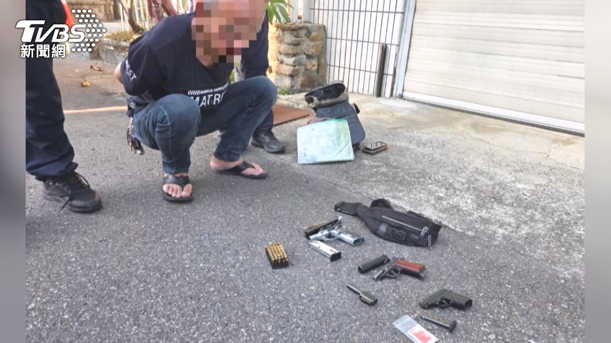 毒蟲掏槍拒檢！所長「1動作」卡扳機秒壓制，搜出3槍44發子彈。(圖／TVBS)
