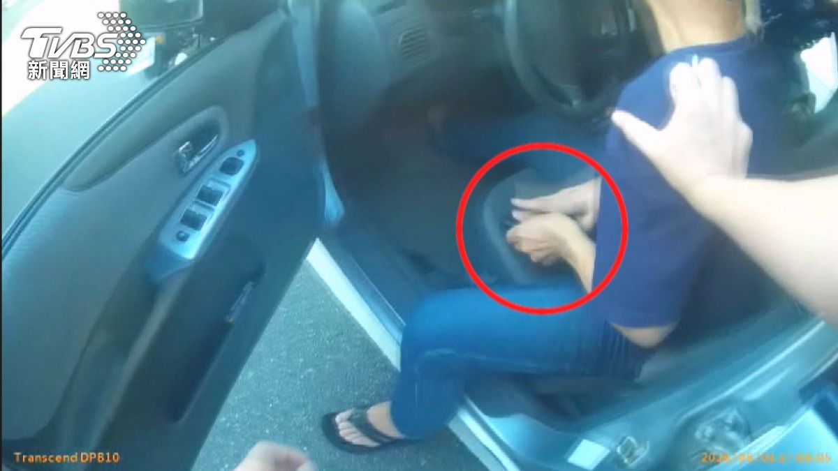 蕭姓男子眼神渙散，要求其下車受檢，但對方不配合，隨後更從車內掏出一把改造手槍企圖反抗。(圖／TVBS)