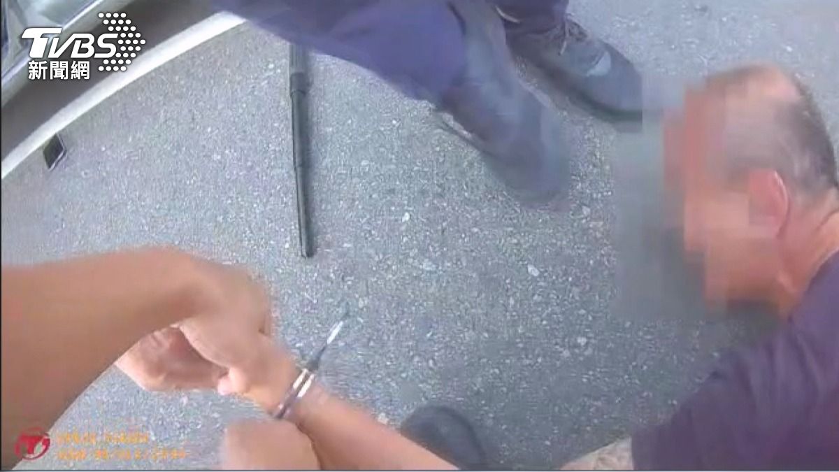 蕭姓男子不斷掙扎反抗，從車上一路抵抗到大馬路上，所幸員警反應迅速，成功阻止其開槍。(圖／TVBS)