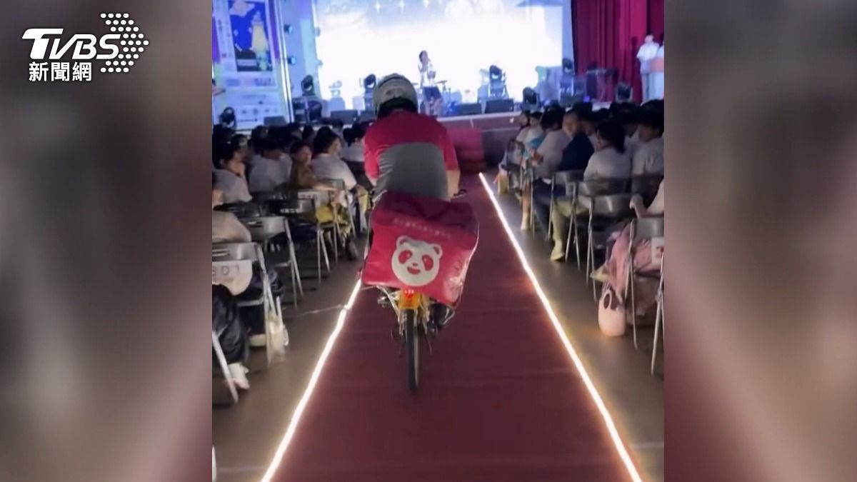 南二中畢業典禮,只見一人身穿全套外送員服裝背著保溫箱,一路搖搖晃晃騎著腳踏車進場,正是南二中校長本人,搞笑演出氣氛沸騰。(圖/翻攝Threads_9oere)
