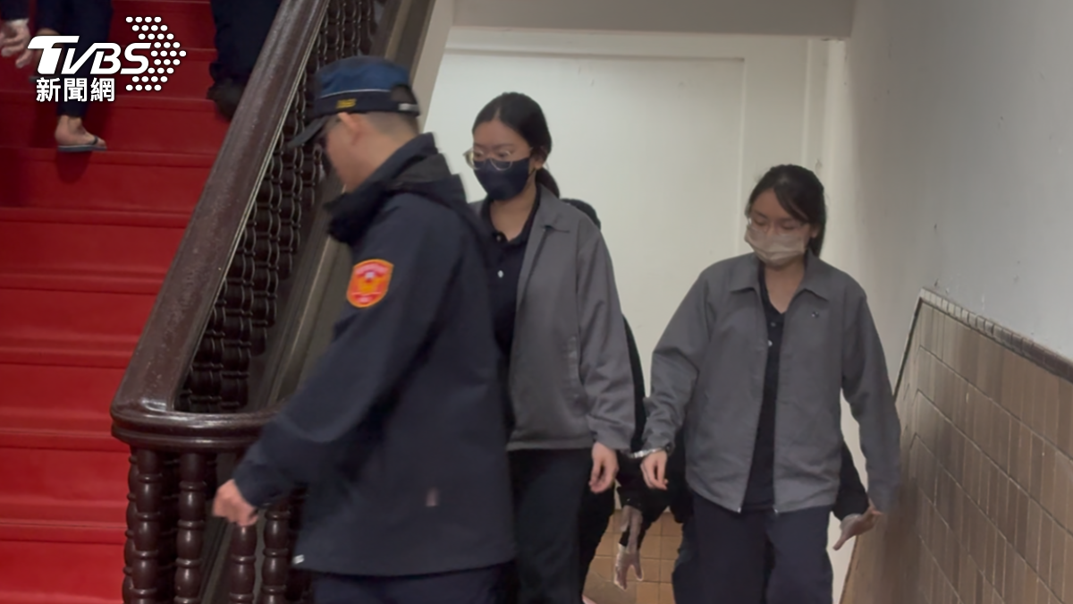 假出金詐團女嫌歐俞彤(右)日前被高院提訊出庭。(資料圖/潘千詩攝)