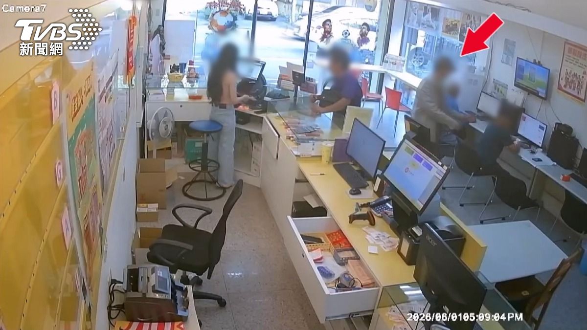 戴鴨舌帽的男子向女店員詢問是否有賣「特別服務」。(圖／民眾提供)