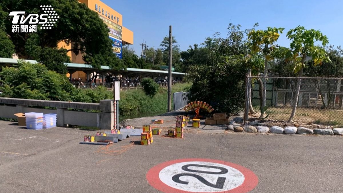 嘉義東石一所高中有人找煙火廠商,打算在學校側門道路上施放煙火慶祝畢業,成堆的炮竹煙火盒子堆滿地面,被路過民眾發現後報案。(圖/TVBS)