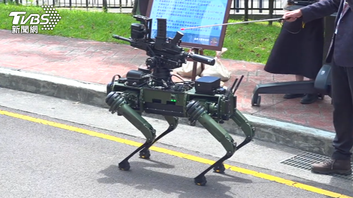 中科院以美國軍規機器狗為平台,自主開發整合多項應用,包括光電偵蒐系統、遙控槍塔及熱影像等。(圖/TVBS)