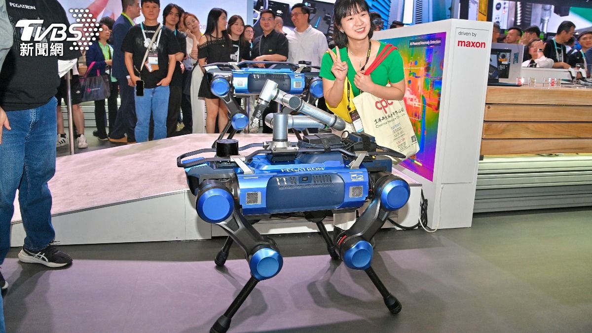和碩(4938)今(2)日在COMPUTEX發表新一代 AI 基礎設施產品組合,以及AI Factory 驗證框架,以及最吸睛的AI機械狗。(圖/胡瑞麒攝)