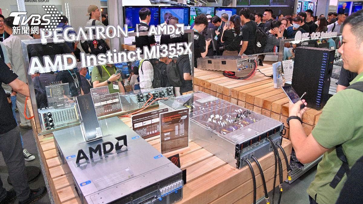 和碩(4938)今(2)日在COMPUTEX發表新一代 AI 基礎設施產品組合,以及AI Factory 驗證框架,以及最吸睛的AI機械狗。(圖/胡瑞麒攝)