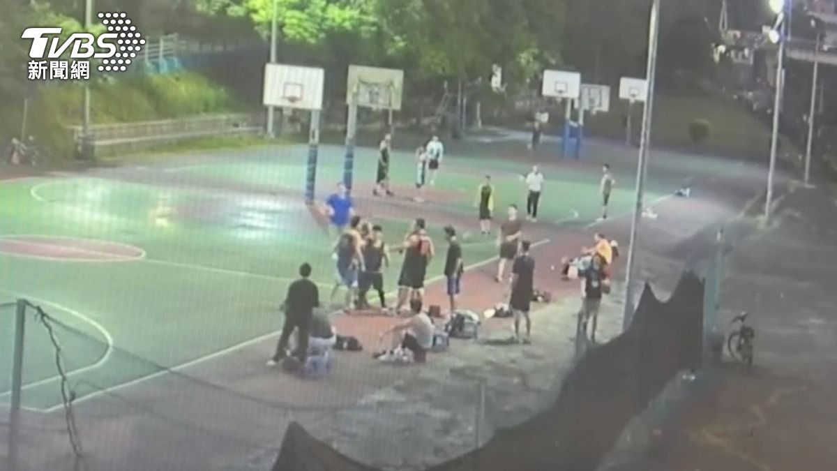 2名男子因為打籃球卡位而爆發激烈衝突。(圖/TVBS)