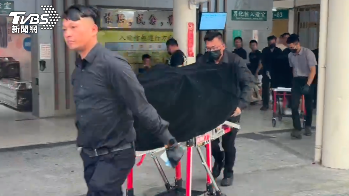 同袍致哀送行 2飛官殉職「遺體困機艙7hrs」送抵殯儀館