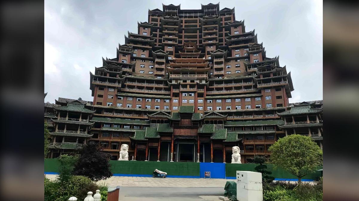 貴州獨山縣的「水司樓」，樓高近百公尺的建築，遠望宛如巨型宮殿拔地而起。2016年動工時，投資金額高達人民幣2.56億元，先前因資金出狀況，被外界稱為全大陸最土豪的爛尾樓。（圖／百度）