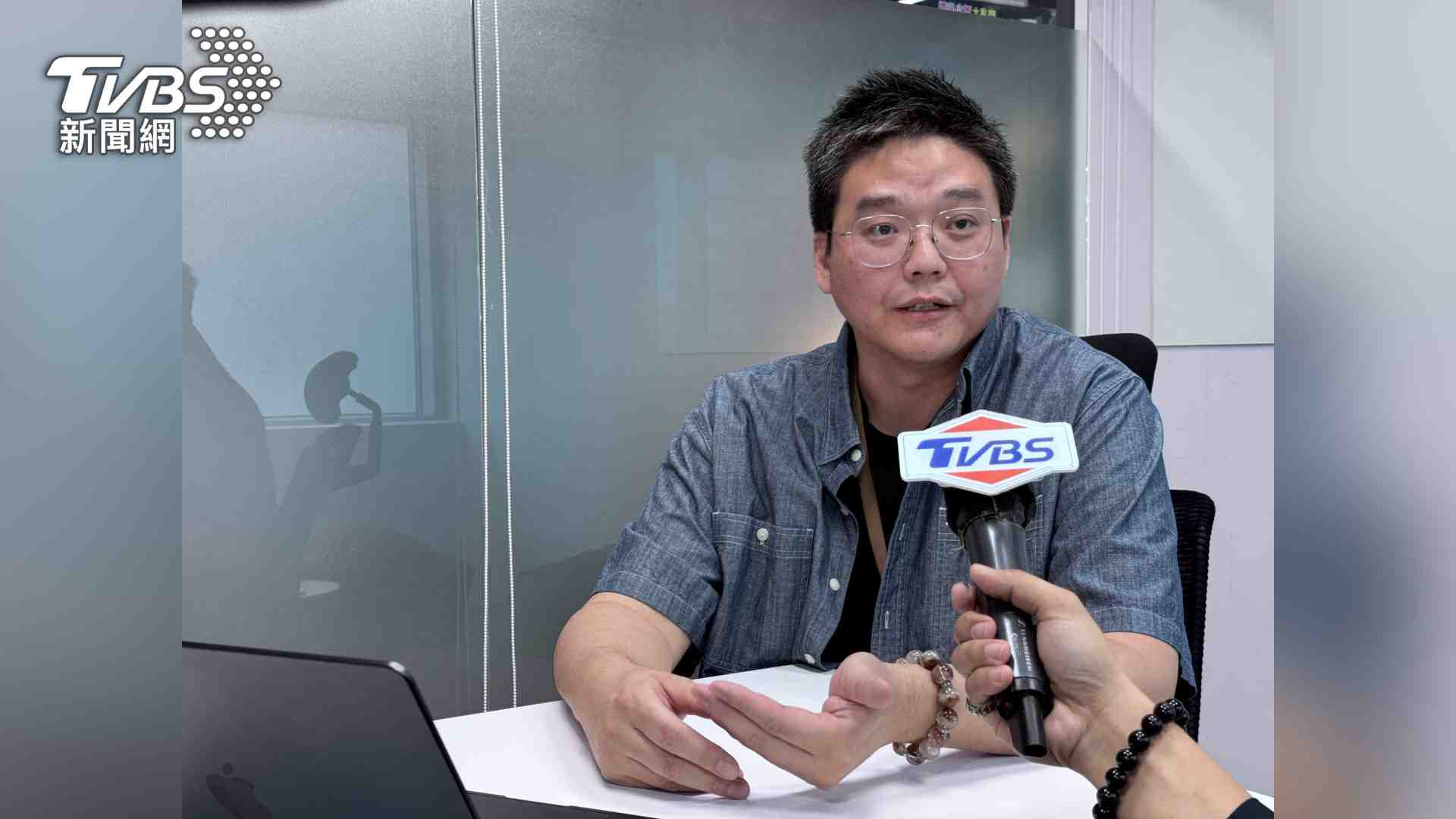 TVBS AI未來科技部經理楊世鐸表示,如何在極短時間內兼顧『內容準確度』與『閱讀流暢感』,是即時翻譯的最大挑戰。為此,TVBS團隊針對市面上多款最新AI翻譯模型進行全面橫向測試,最終篩選出最適合的模型組合。圖/TVBS