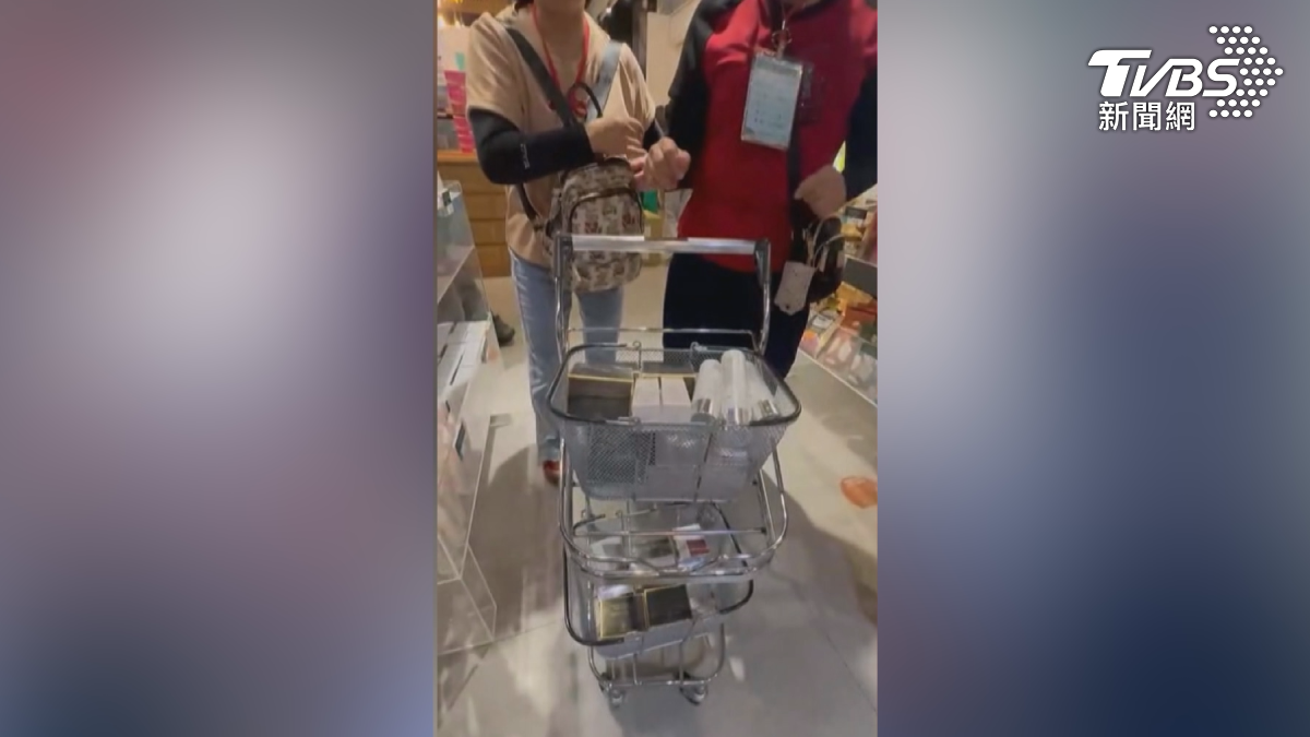 購物車裡堆得滿滿滿,婆婆媽媽買到笑嗨嗨,里長帶團出遊忙東忙西的,里民則是鈔票信用卡拿出來大爆買(圖/TVBS)