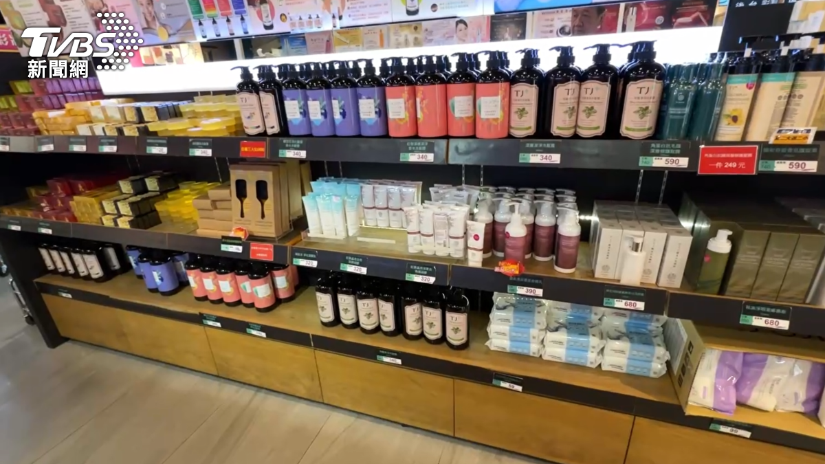 觀光工廠主要客源確實是人數眾多的團客為主,一次就來好幾輛遊覽車,有人潮就有錢潮,有時候還提供團客優惠,在低迷的國旅市場中,殺出一條血路(圖/TVBS)