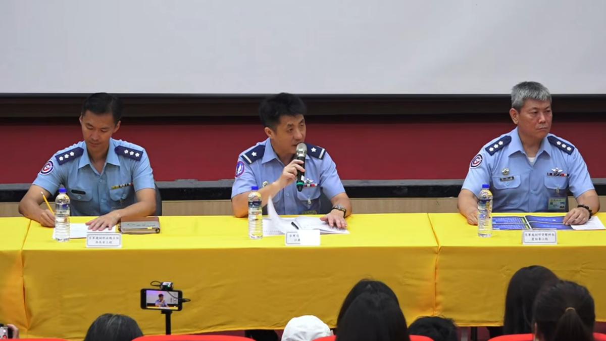 空軍司令部今天下午召開記者會說明T-34C初級教練機墜毀一事。(圖/翻攝自空軍司令部YT)