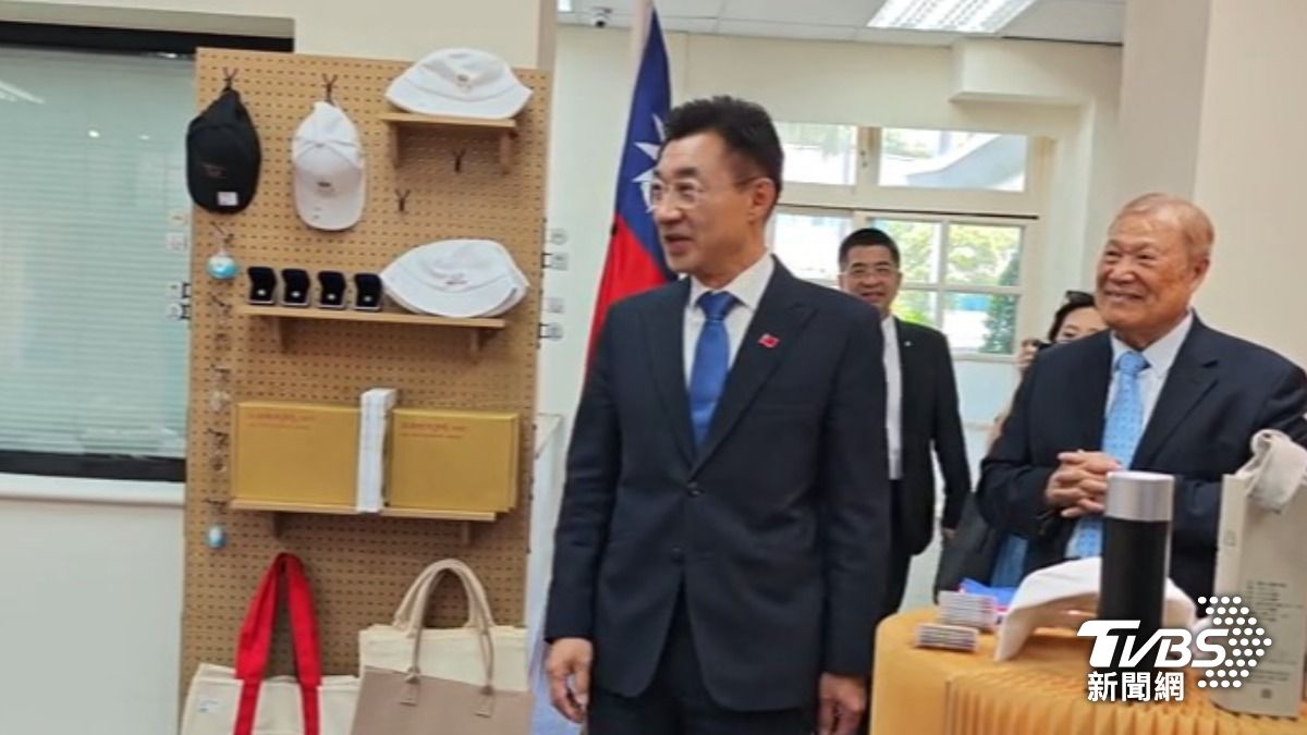 江啟臣開箱(圖/TVBS資料畫面)