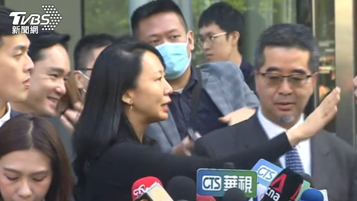 馬英九基金會前執行長王光慈的母親透過公開信,指控前總統馬英九對其女兒施加涉嫌下跪、掐脖等霸凌行為。(圖/TVBS)
