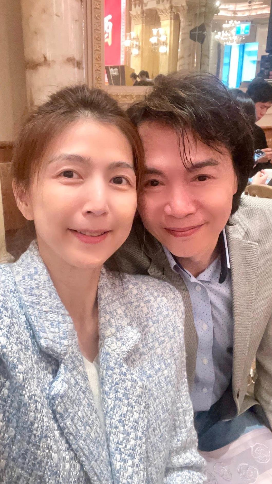 吳鈴山(右)、黃崇蘭結婚多年。(圖/翻攝自臉書)