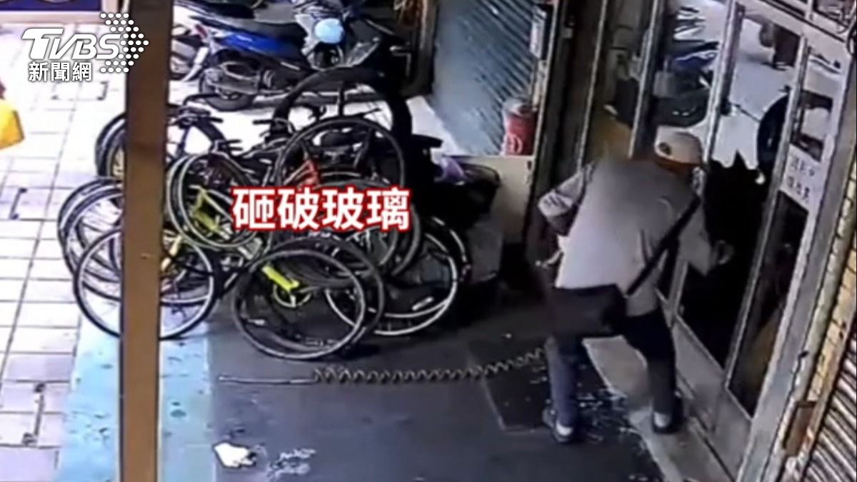 70多歲老翁連續5次上門砸腳踏車店。(圖/TVBS)