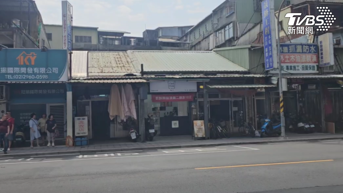 疑為都更利益，老翁頻動手砸車行，店家無奈。（圖／TVBS）