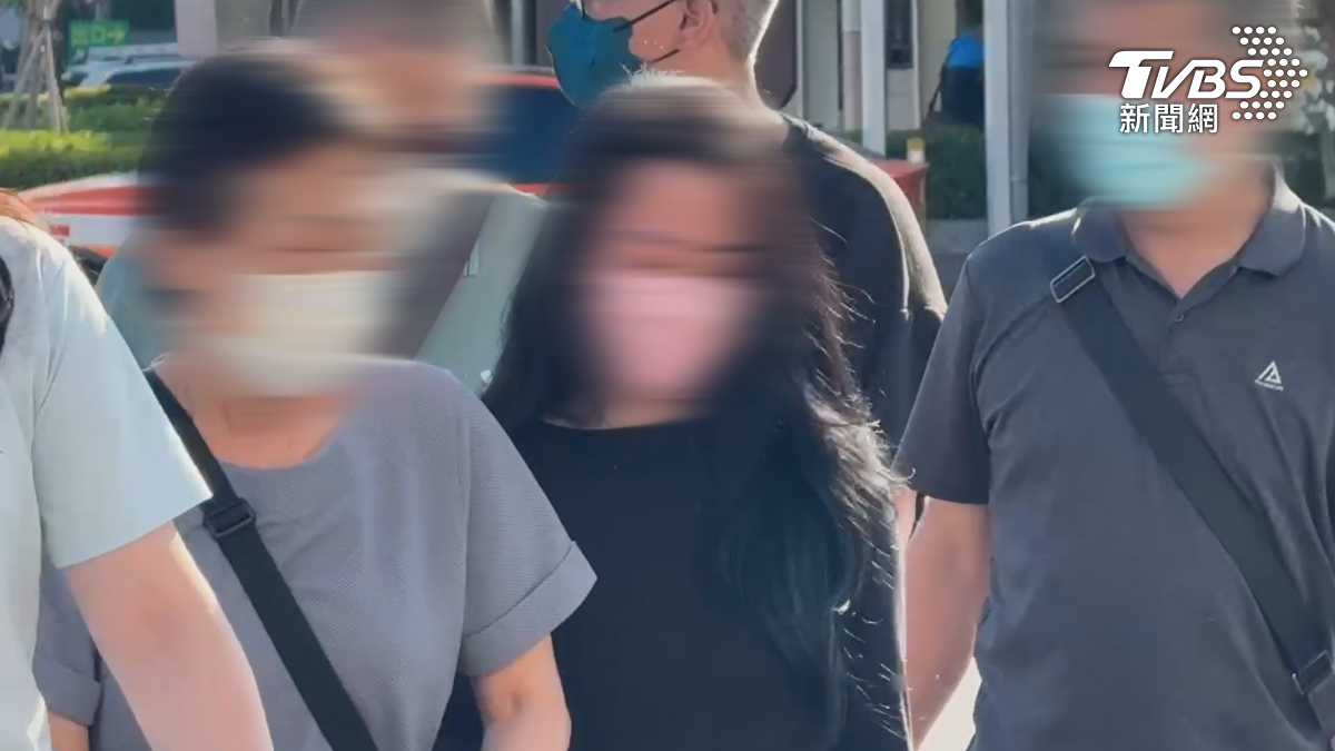 殉職飛官過俊男，母親緊緊拉著媳婦，拍拍手 打打氣，兩人眼眶都泛紅（圖／TVBS）