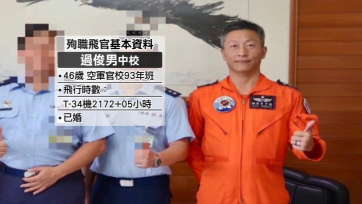 空軍T-34教練機發生飛安意外,兩名中校飛官不幸殉職。(圖/空軍官校臉書)