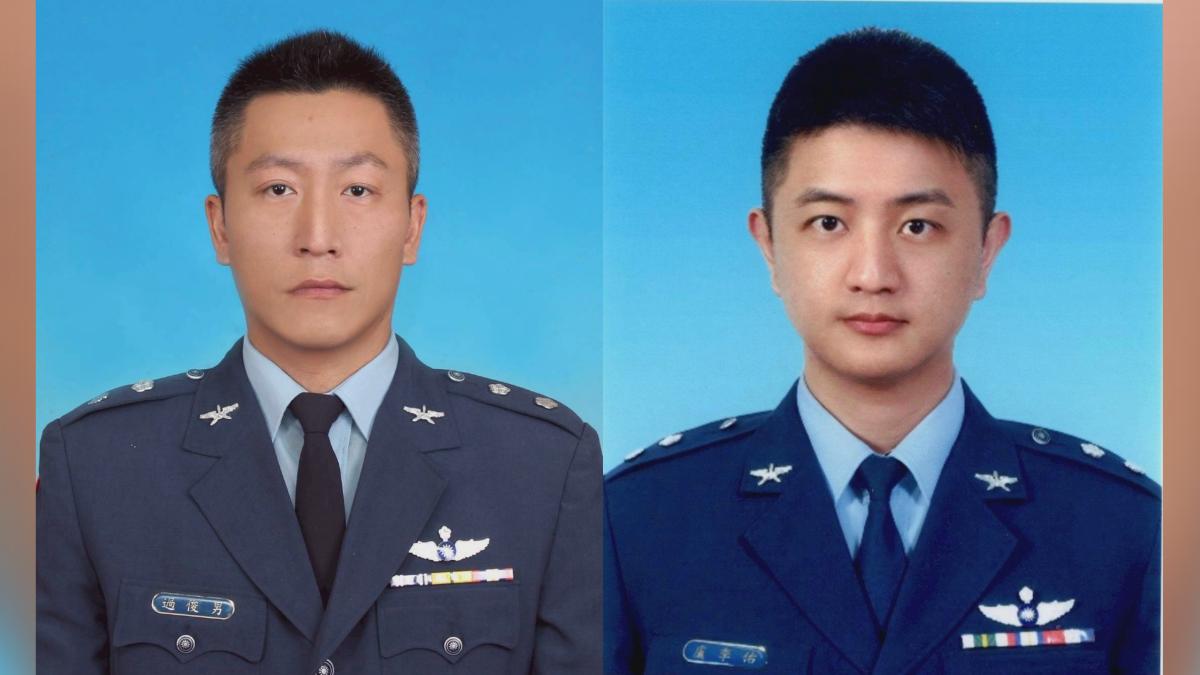 高雄岡山空軍基地2名飛官不幸殉職，兩人都相當資深，飛行時數都超過2100小時，盧季佑是主任教官（右圖），過俊男更曾擔任幻象戰機教官（左圖）（圖／TVBS）