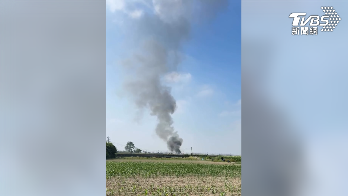 空軍一架T-34 教練機,2號上午進行發動機失效訓練任務,突然墜毀在空官跑道北頭,整架飛機燒到剩下殘骸,機上2名飛官不幸罹難(圖/翻攝Threads@zijia._o3)