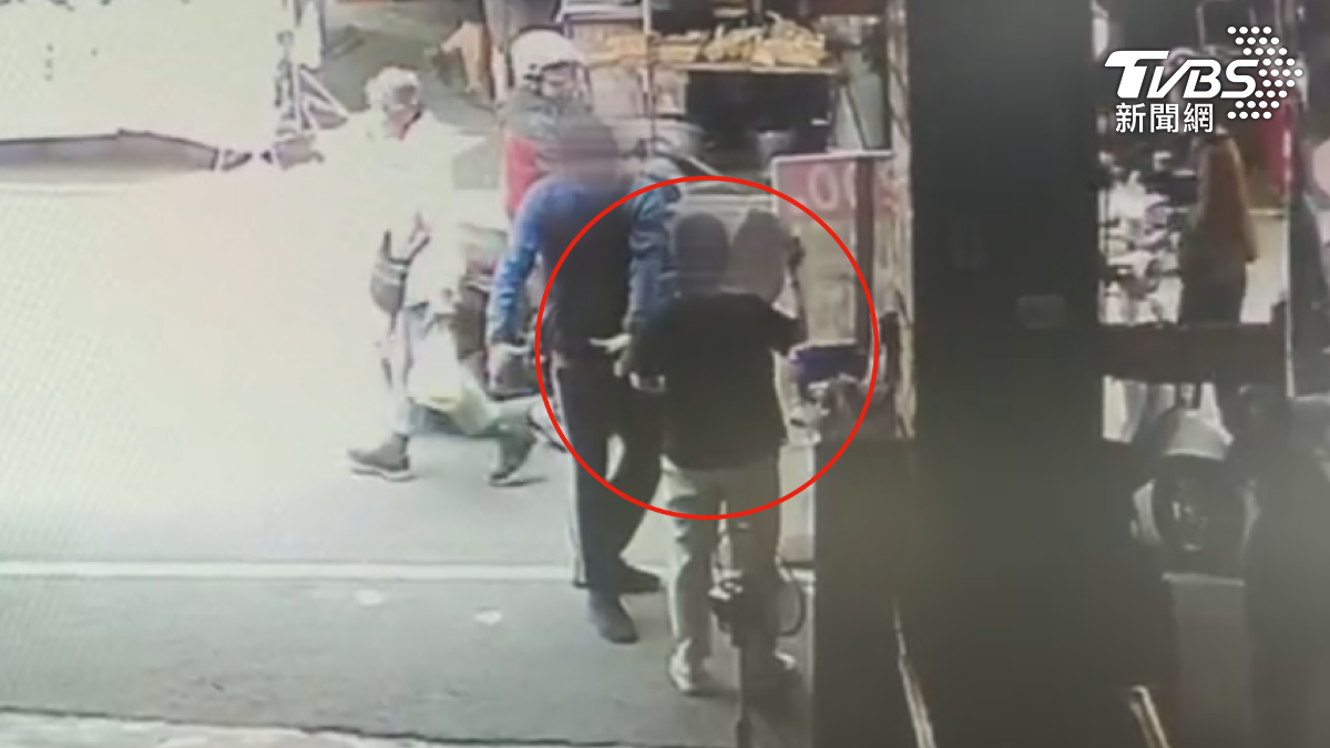 美容業者透過聘請外務到各大市場拉客,並推薦到美容館進行按摩服務,途中推銷精油、保養品,成交則可以向生技公司抽佣金(圖/TVBS)