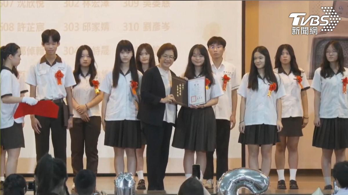 彰化畢典送藍牙耳機掀熱議!外觀神似名牌 學生直接送給爸爸。(圖/TVBS)