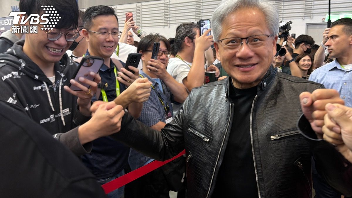 Computex／「仁式旋風」吸百人追星！黃仁勳繞場「簽名、擊拳」大展親和力