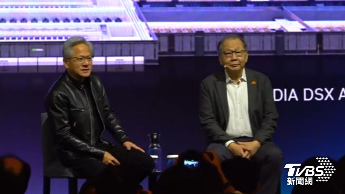 輝達執行長黃仁勳全球媒體問答登場,邀來好朋友聯發科執行長蔡力行登台一起座談。(圖/TVBS)
