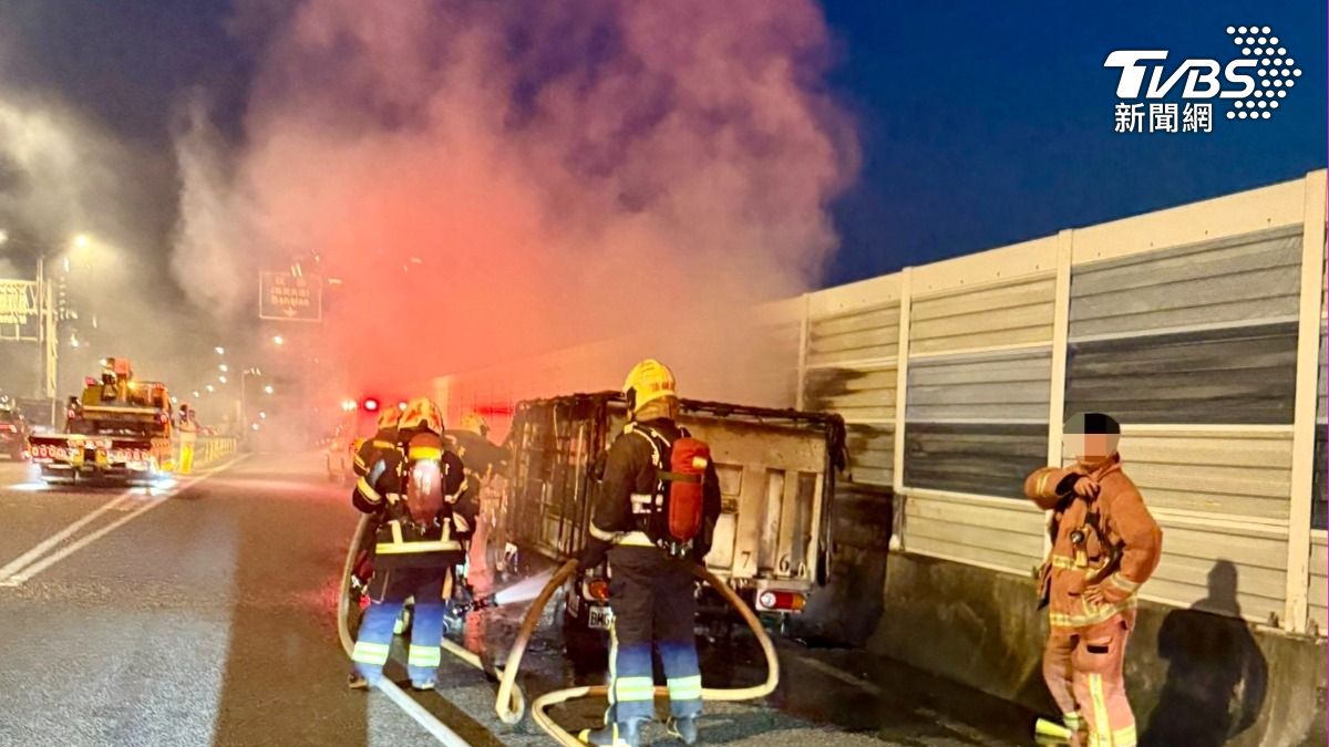 快訊/新北環快小貨車突起火「黑煙竄天」 3人急逃下車