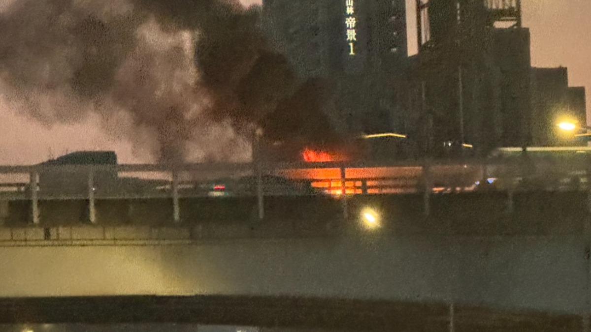 現場黑煙不斷竄出。(圖/民眾提供)