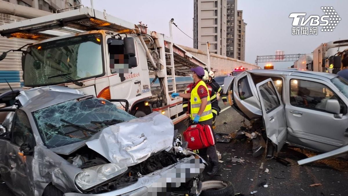 國2八德段連環車禍!大貨車碰撞9轎車「車殼四散」 7人送醫