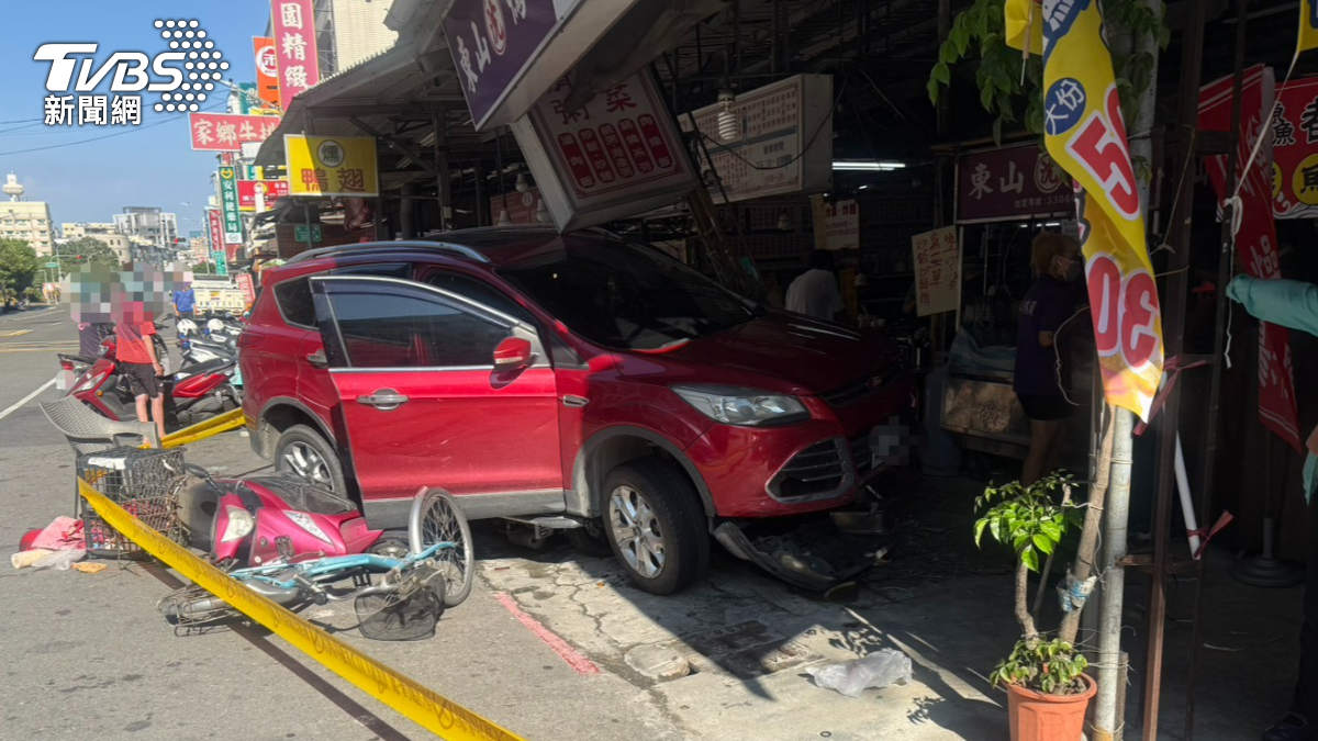 男子無照又毒駕上路,開車逆向撞毀5車,衝進店內。(圖/TVBS)