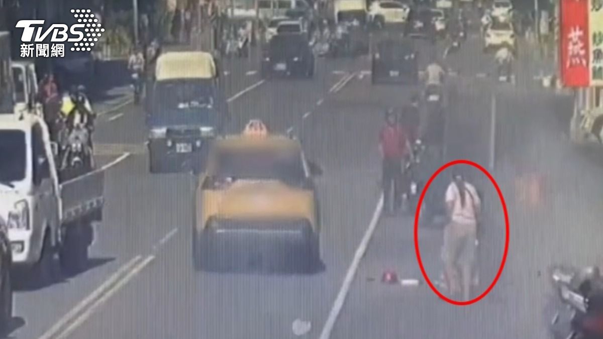車上女乘客竟趁亂棄車逃逸,警方調閱監視器追查中。(圖/TVBS)