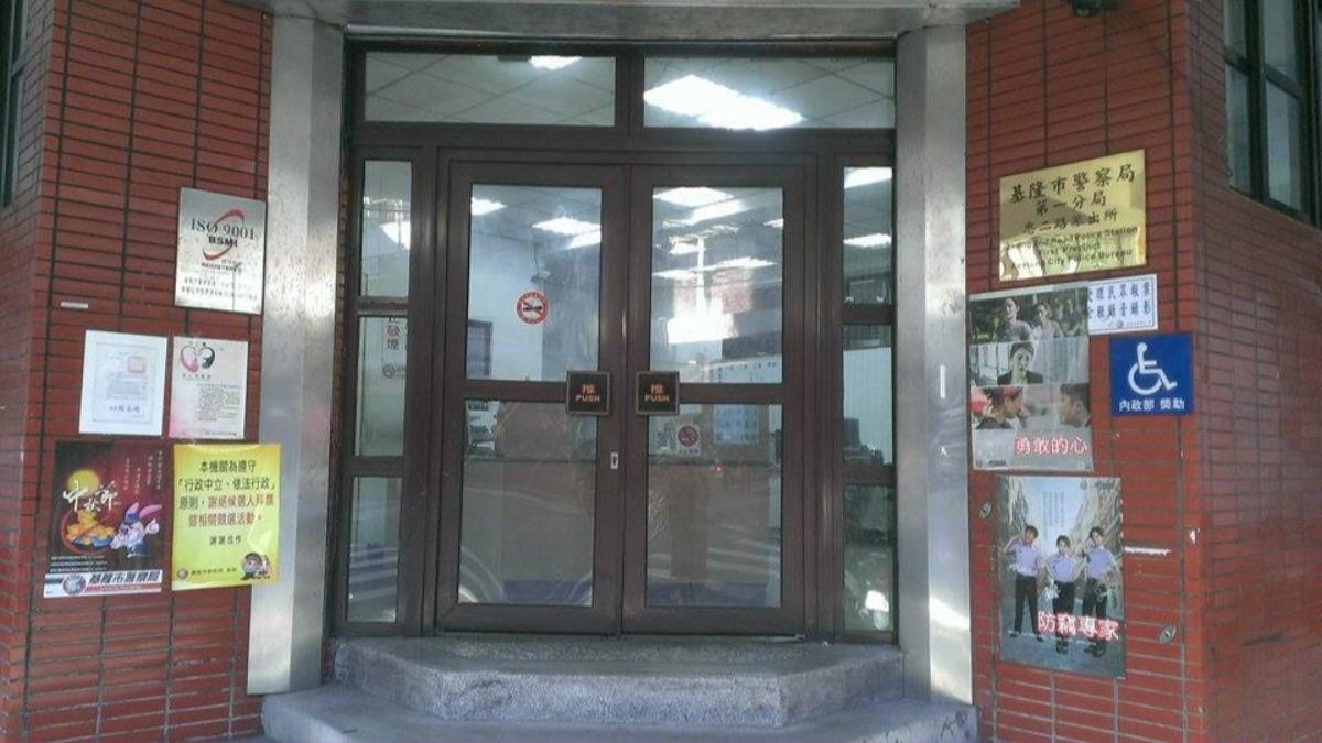 違規紅燈右轉!基隆男衝撞攔查警 被查獲煙彈、快篩陽性