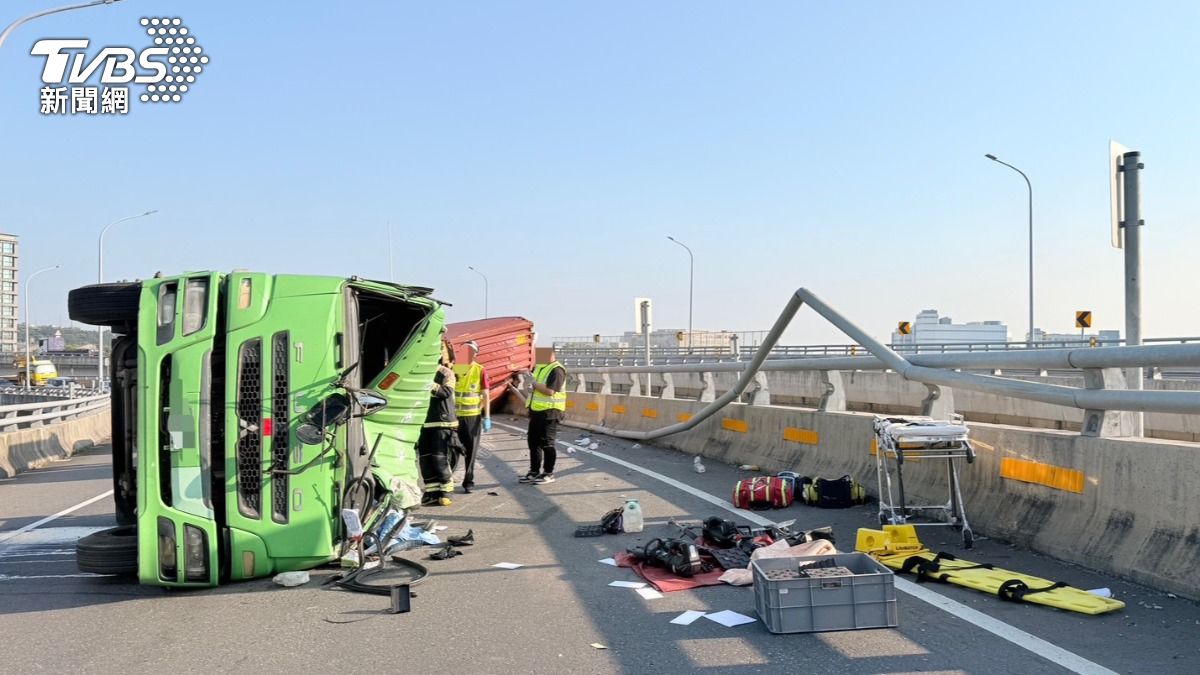 快訊／國3北向大溪驚險車禍！聯結車側翻「車首分離」駕駛受困
