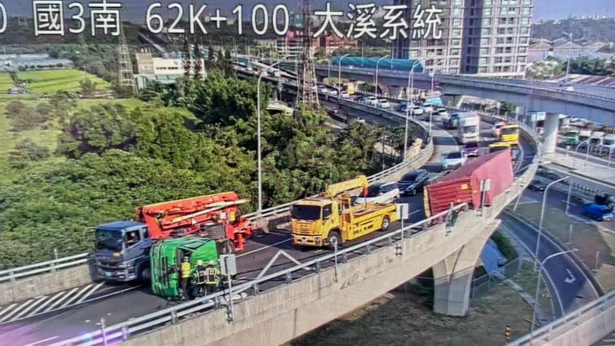 車頭與貨櫃分離。(圖/即時路況)