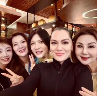 謝玲玲在長沙酒店偶遇Jessie J。(圖/翻攝自@hlingling IG)