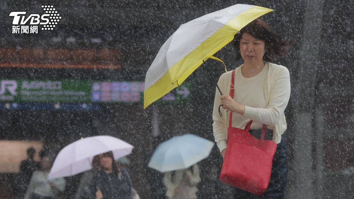 日本關東自2日凌晨起各地便降下致災性豪雨。(圖/達志影像美聯社)