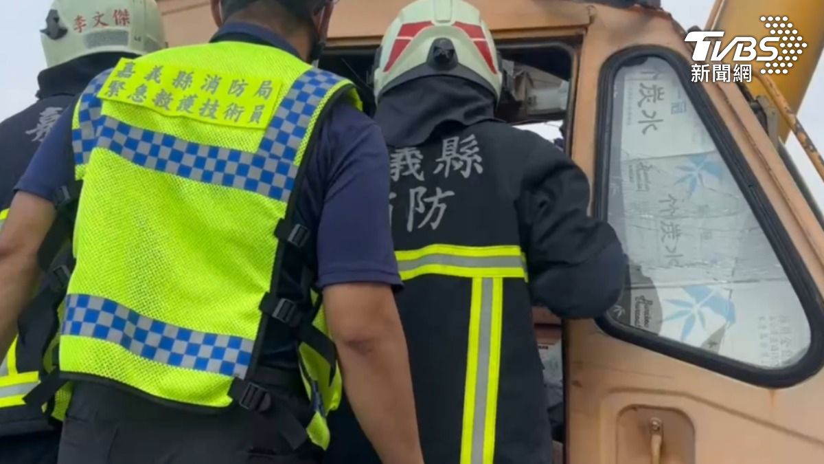 司機被救出時已沒了生命跡象。（圖／TVBS）