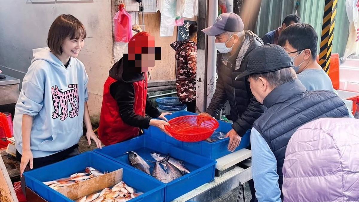 李亦捷（左）出現在南方澳賣魚。（圖／翻攝自李亦捷IG）