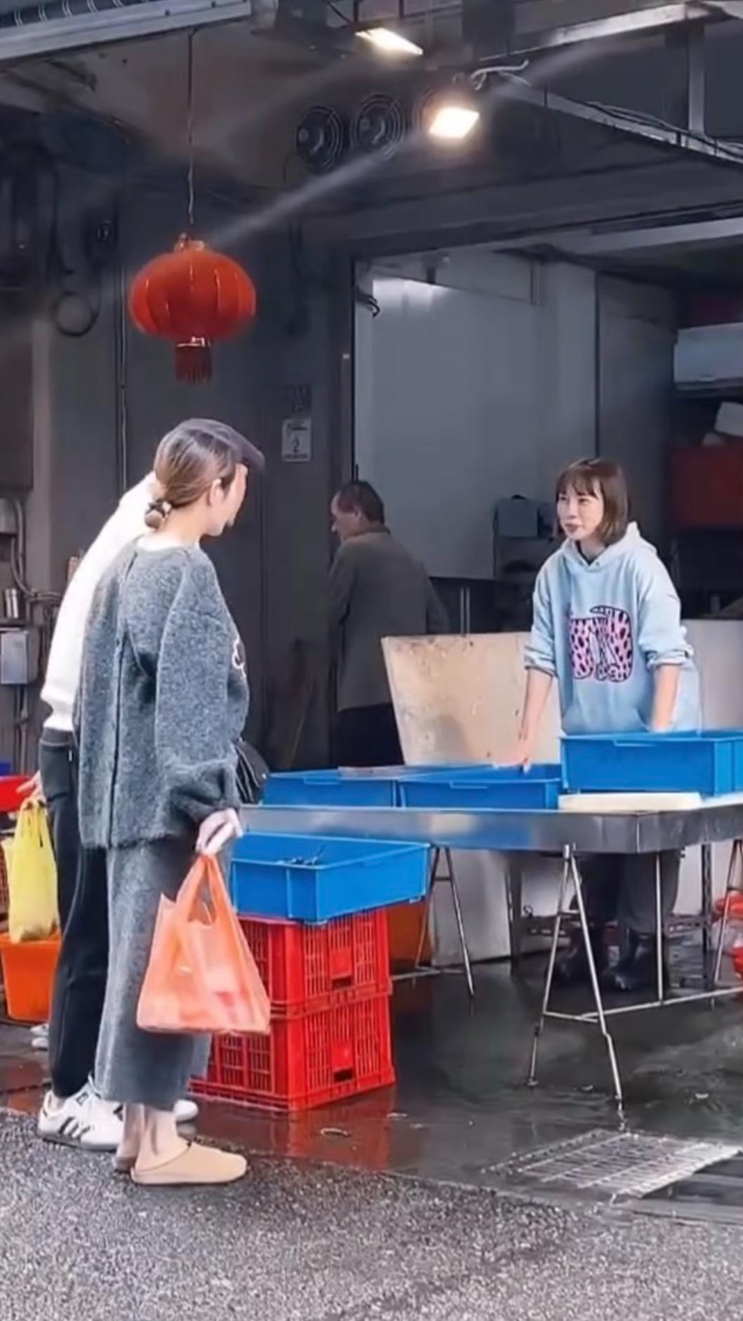 李亦捷(右)跟魚販學怎麼叫賣。(圖/翻攝自李亦捷IG)