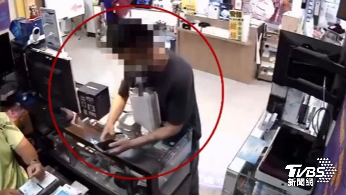 手機被偷,失主靠「定位功能」追賊路線!控黑衣男闖西門町銷贓遭拒,畫面全錄。(圖/__s._.k.s_ threads)